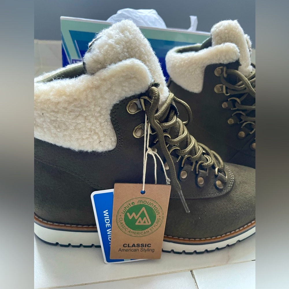 NWT! White mountain lined green boots. Sz 6W. Brand new, never been worn!!!!😃